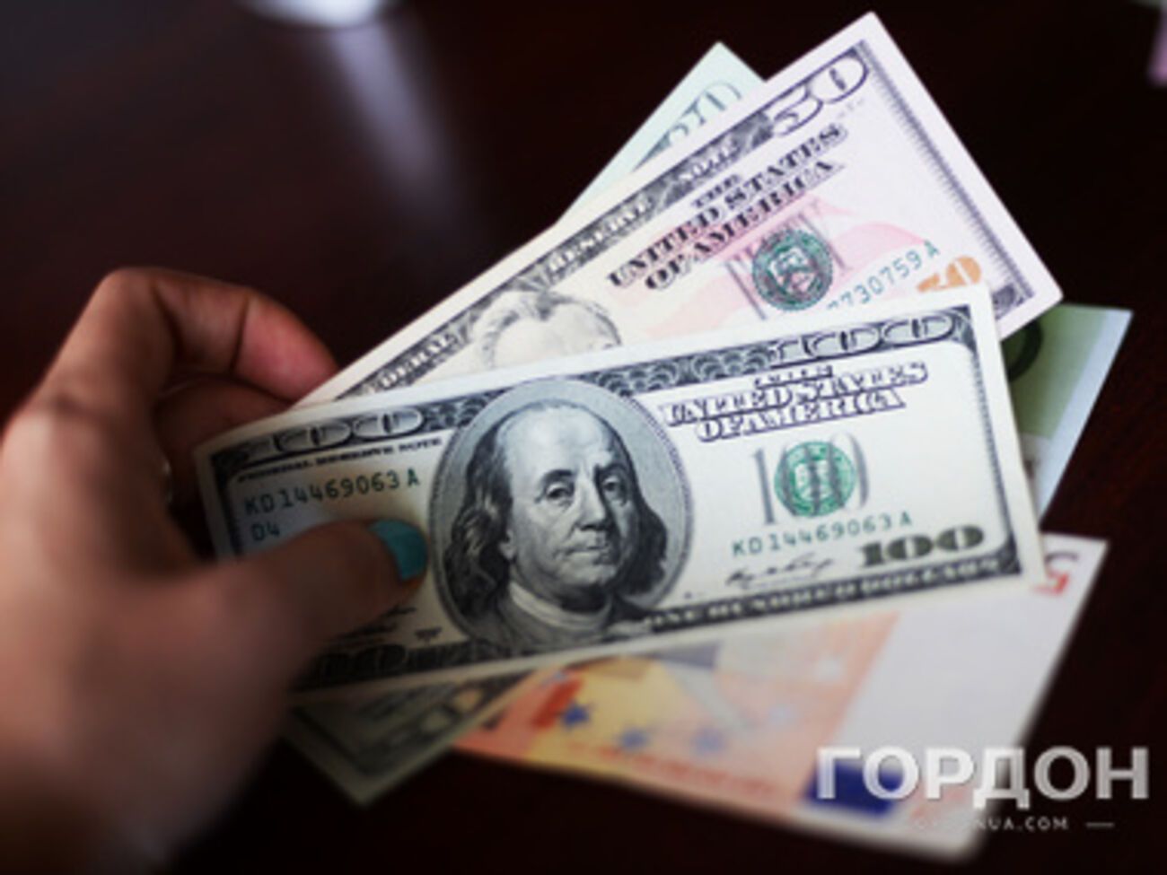 Нацбанк немного ослабил курс гривны