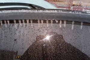 В Днепропетровск пришла непогода – город превратился в каток. Фоторепортаж