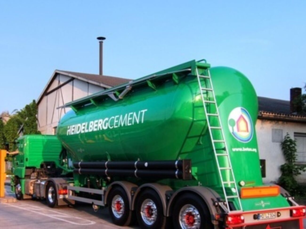 Мощность завода, который находится вблизи Донецка, составляет 2 млн тонн цемента в год