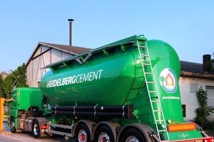 Мощность завода, который находится вблизи Донецка, составляет 2 млн тонн цемента в год