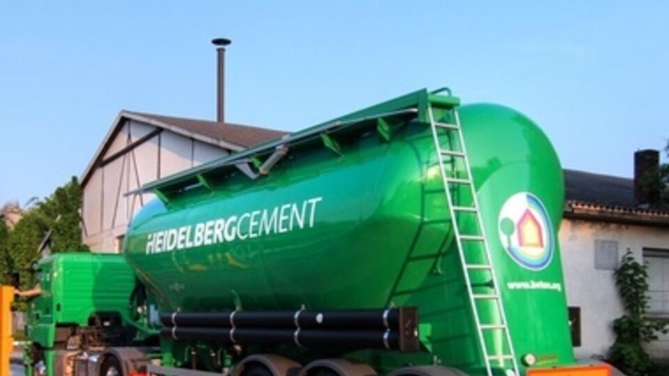 Мощность завода, который находится вблизи Донецка, составляет 2 млн тонн цемента в год