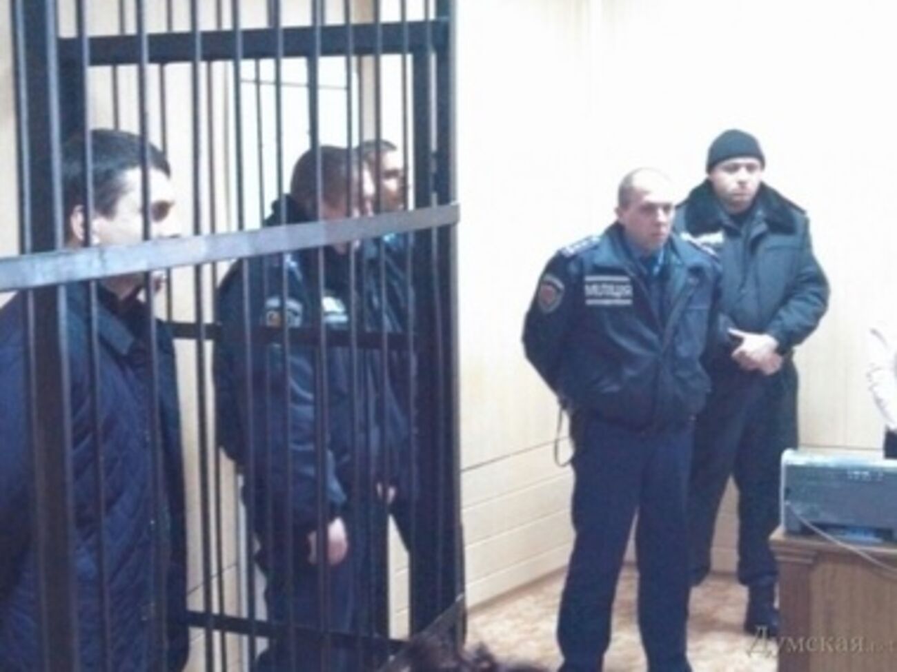 Присутствующие встретили приговор Адаму Осмаеву аплодисментами, а он, в свою очередь, призвал их "беречь Украину"