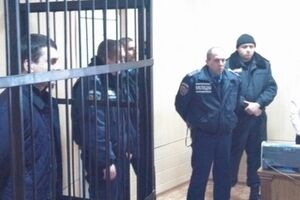 Присутствующие встретили приговор Адаму Осмаеву аплодисментами, а он, в свою очередь, призвал их "беречь Украину"