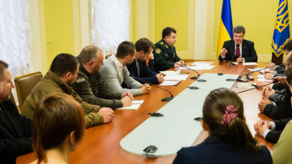 Порошенко: Совет волонтеров сделал работу Минобороны более открытой и эффективной