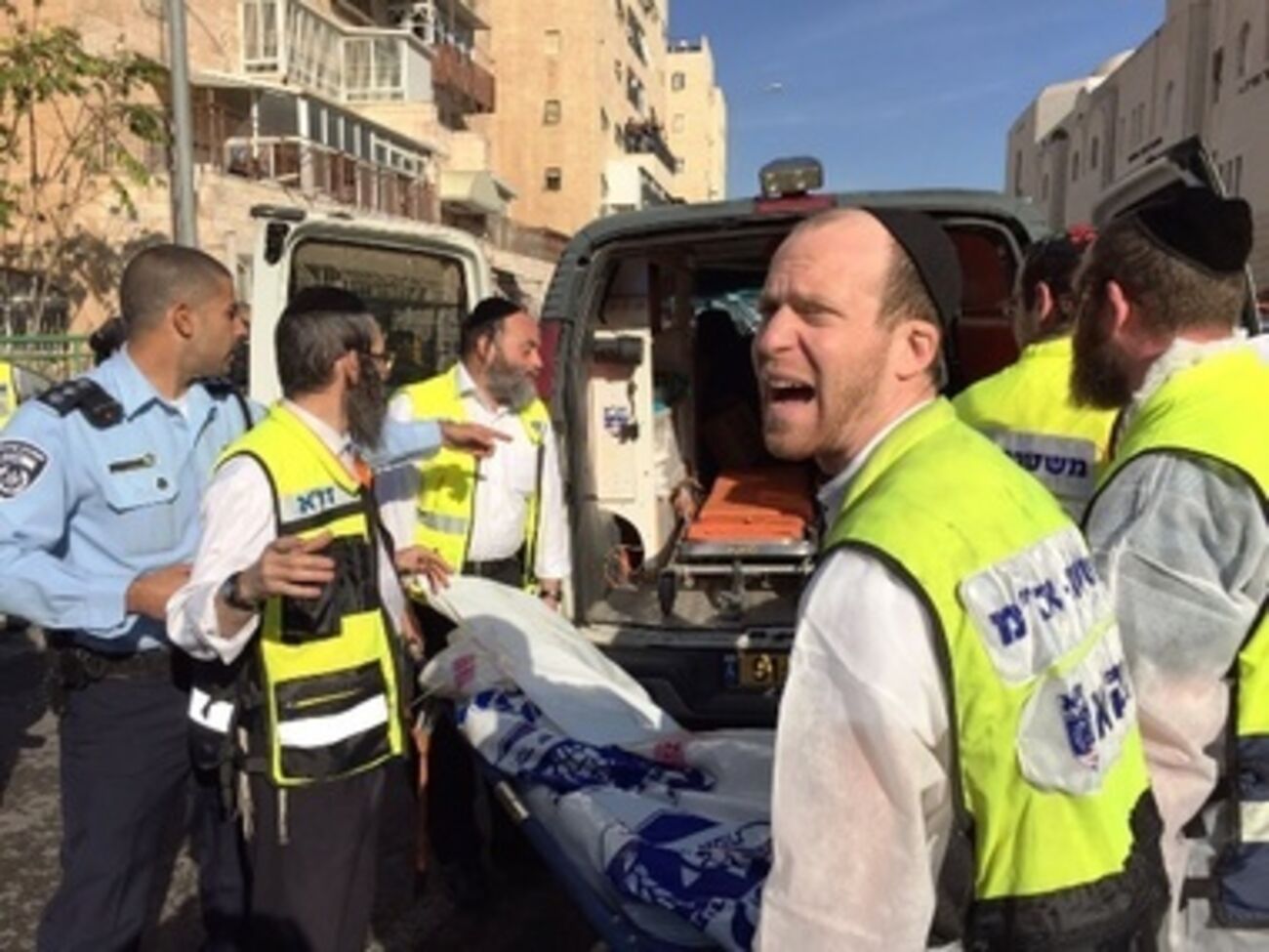 Израильские добровольцы на месте теракта в Иерусалиме