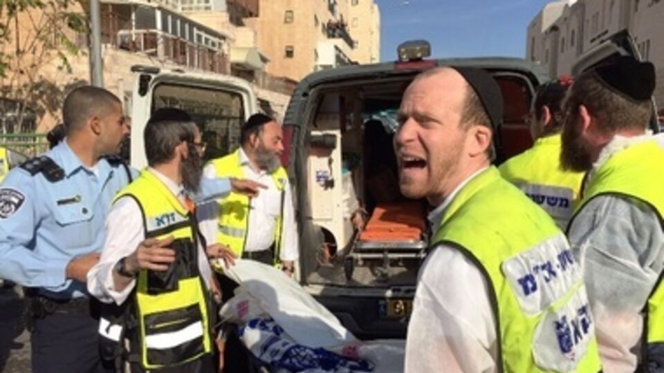 Израильские добровольцы на месте теракта в Иерусалиме