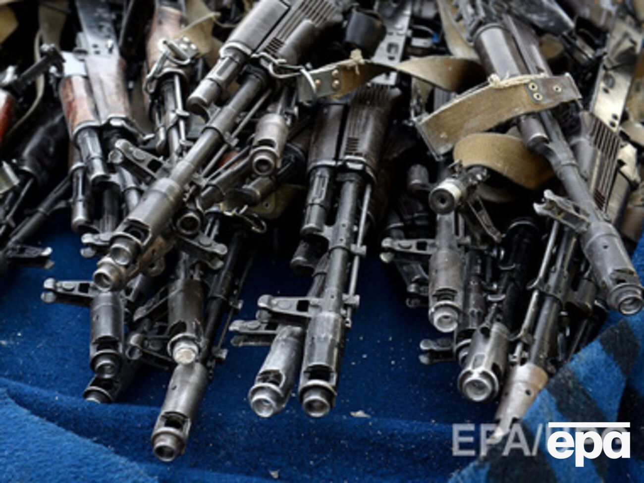 Россия продолжает поставлять оружие и технику террористам