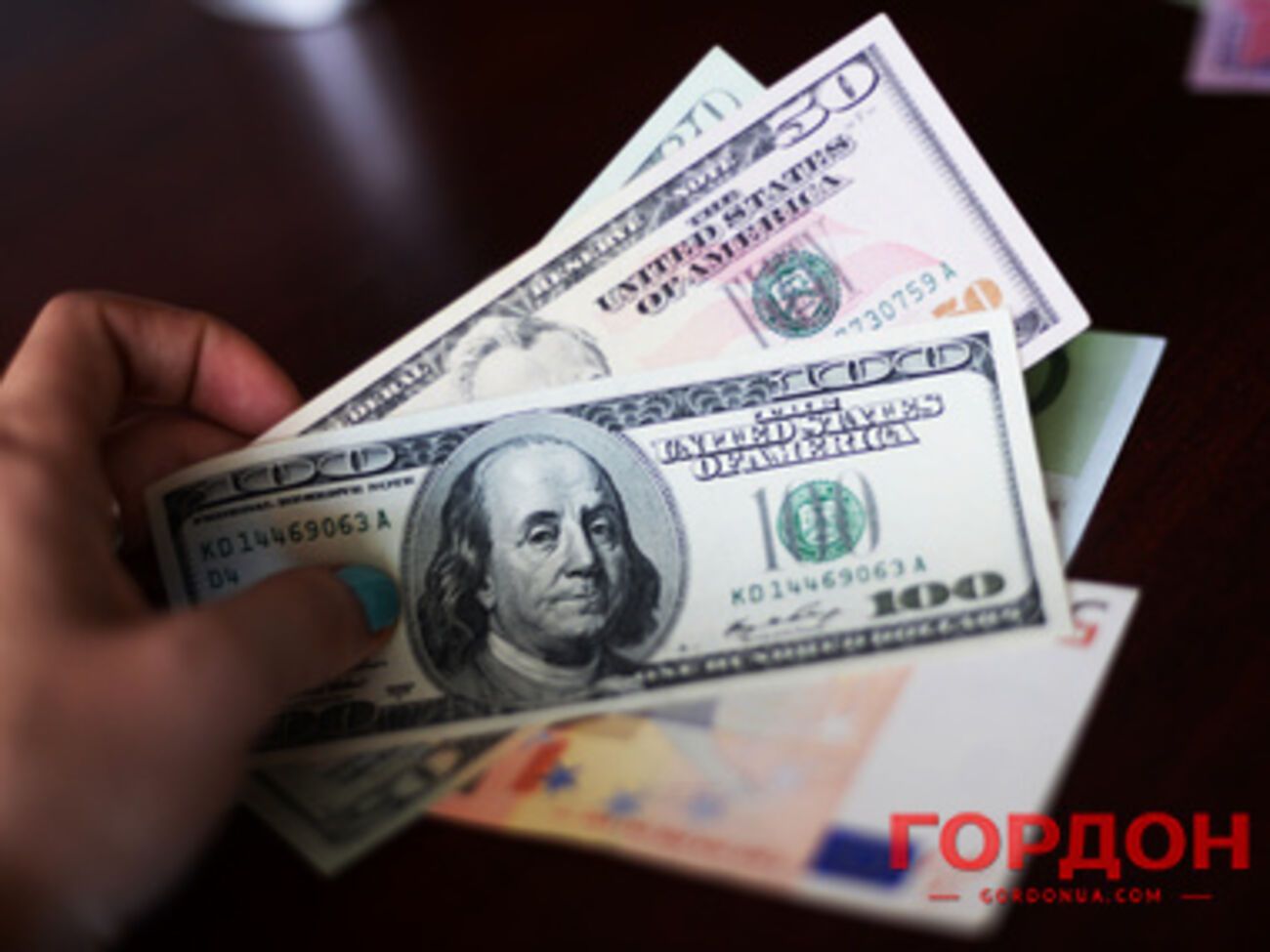 Доллар немного подешевел