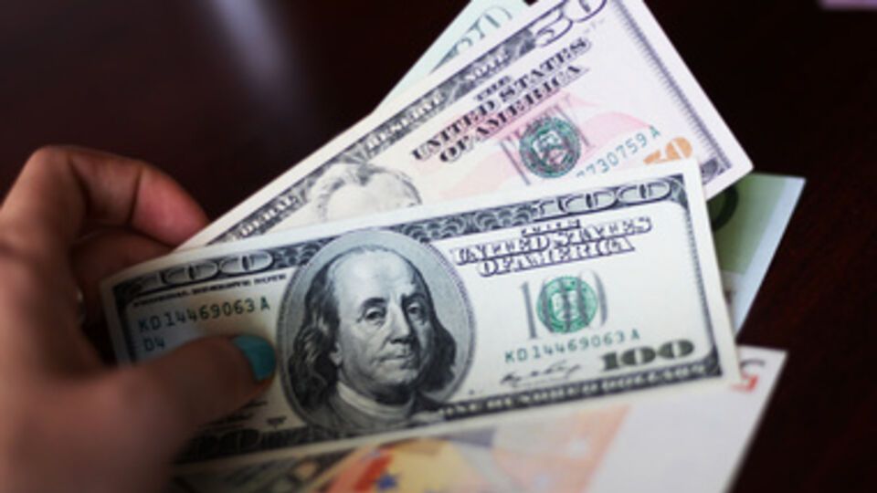 Доллар немного подешевел
