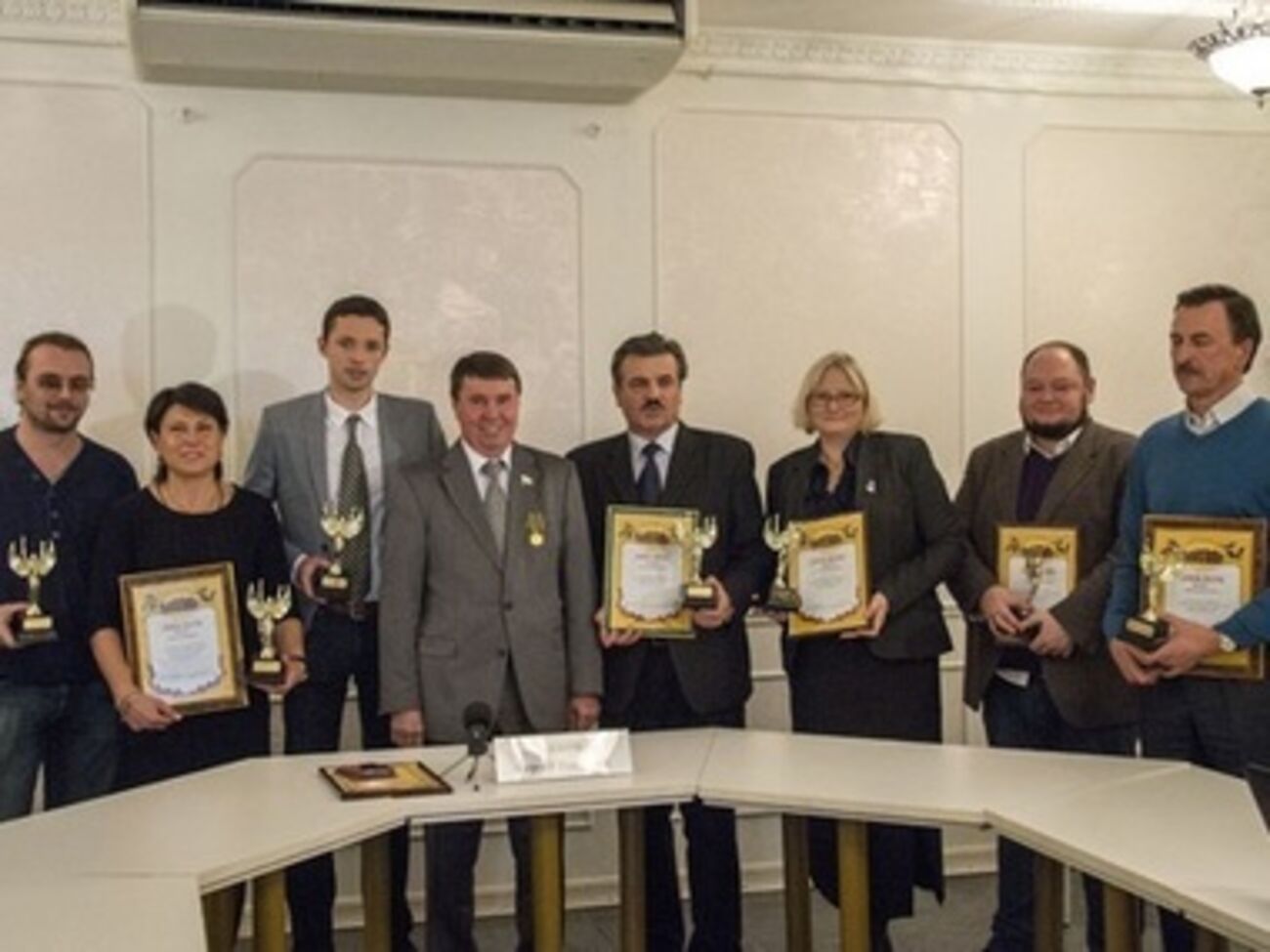 "Сенатор" РФ от Крыма Сергей Цеков вручил дипломы и статуэтки "Ники" корреспондентам российских СМИ, которые рассказывали о "Крымской весне"