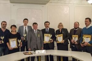 "Сенатор" РФ от Крыма Сергей Цеков вручил дипломы и статуэтки "Ники" корреспондентам российских СМИ, которые рассказывали о "Крымской весне"