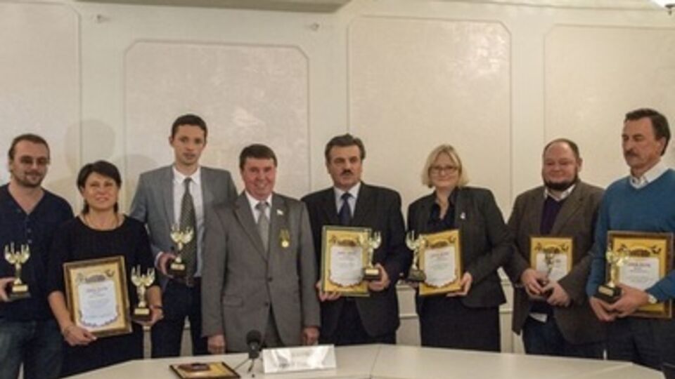 "Сенатор" РФ от Крыма Сергей Цеков вручил дипломы и статуэтки "Ники" корреспондентам российских СМИ, которые рассказывали о "Крымской весне"