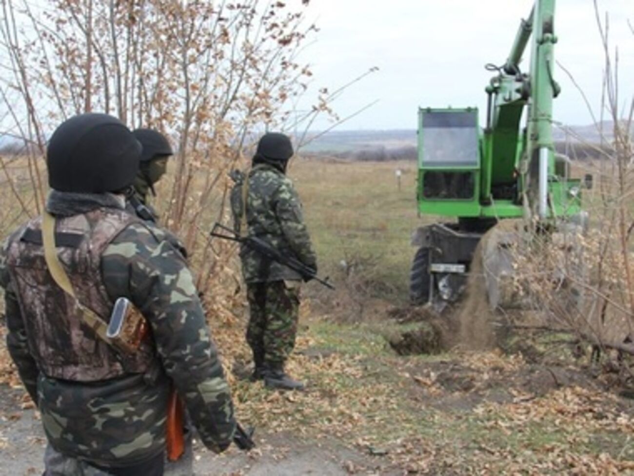 Местная администрация выделила военным технику для построения инженерных сооружений вокруг созданного блокпоста