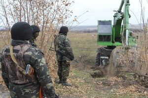 Местная администрация выделила военным технику для построения инженерных сооружений вокруг созданного блокпоста