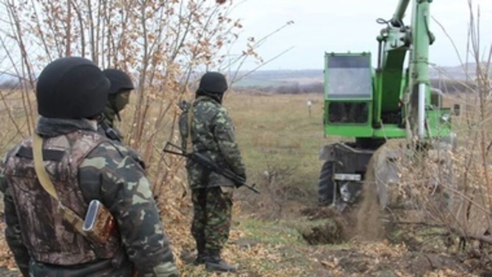 Местная администрация выделила военным технику для построения инженерных сооружений вокруг созданного блокпоста