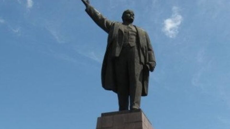 Запорожские горсовет собирается провести опрос о демонтаже памятников Ленину и Дзержинскому