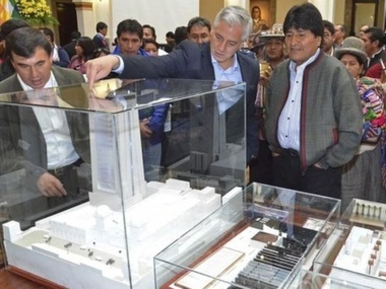 Эво Моралесу показывают модель будущего президентского дворца