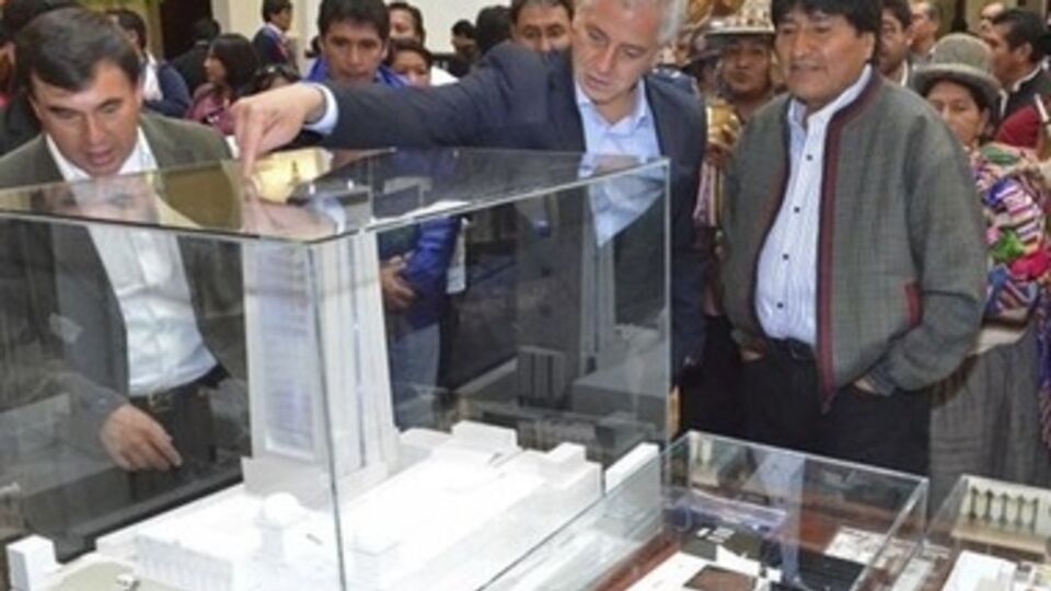 Эво Моралесу показывают модель будущего президентского дворца