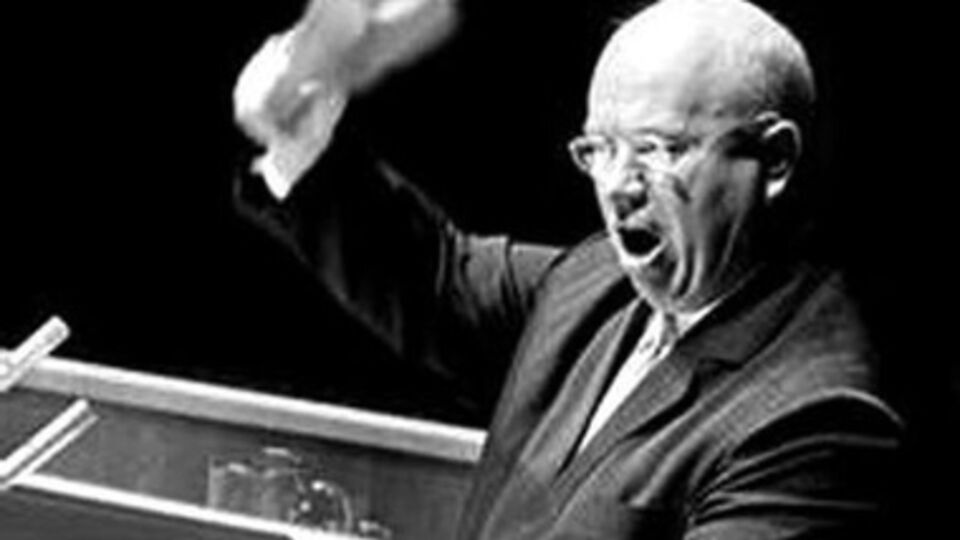 Выступая на заседании Генассамблеи ООН в Нью-Йорке 12 октября 1960 года лидер СССР Никита Хрущёва стучал своим ботинком по трибуне и выкрикивал: "Я вам покажу кузькину мать!"
