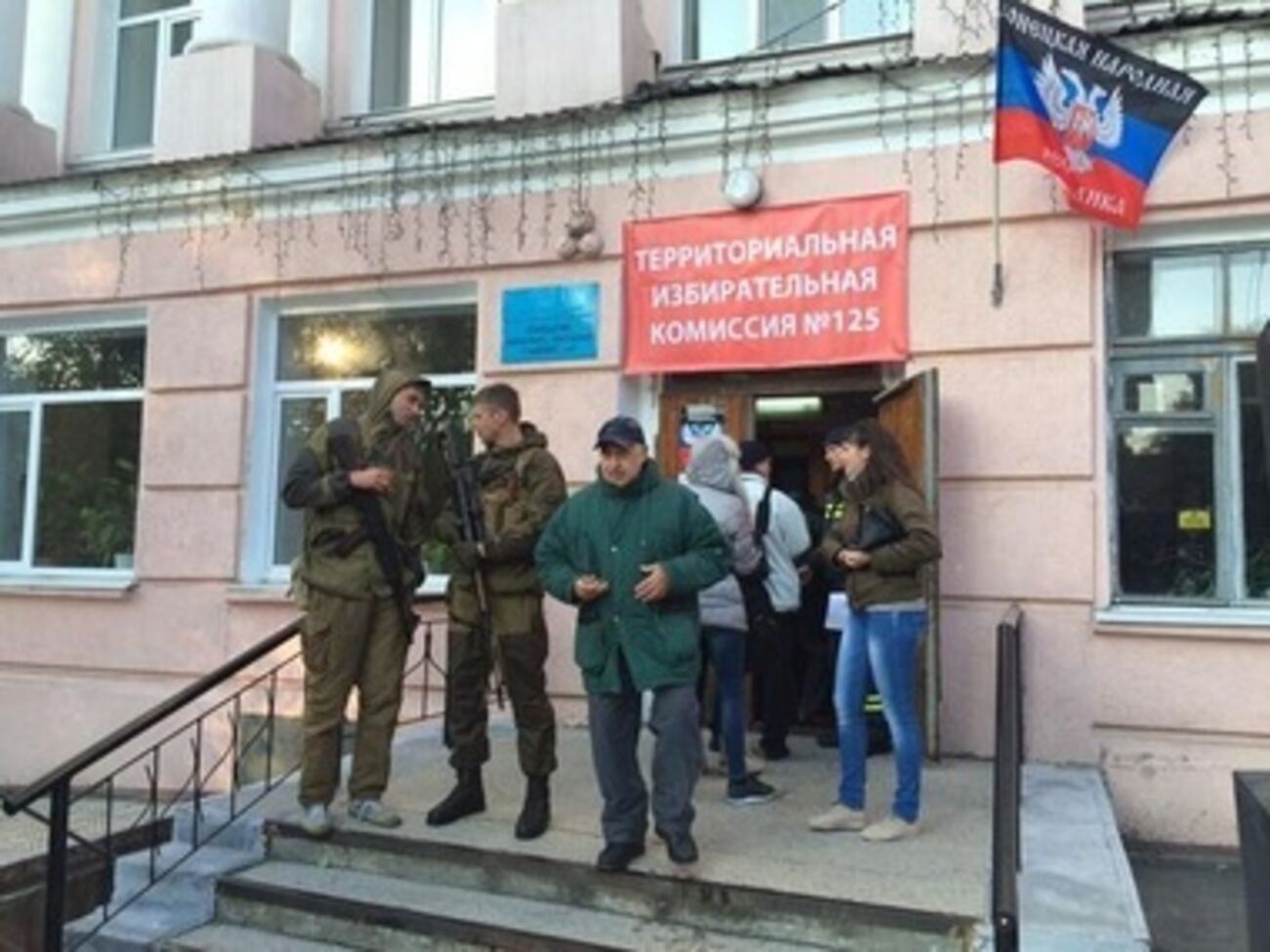 В Донецке "голосуют" под охраной автоматчиков