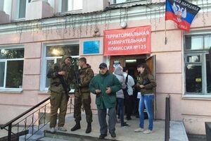 В Донецке "голосуют" под охраной автоматчиков