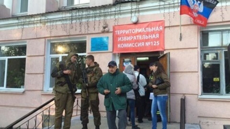 В Донецке "голосуют" под охраной автоматчиков