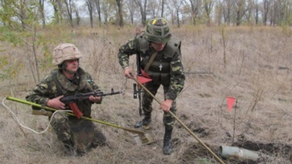 Саперы разминировали дороги вблизи Мариуполя