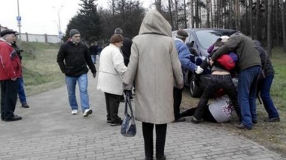 Задержание активиста с флагом Украины