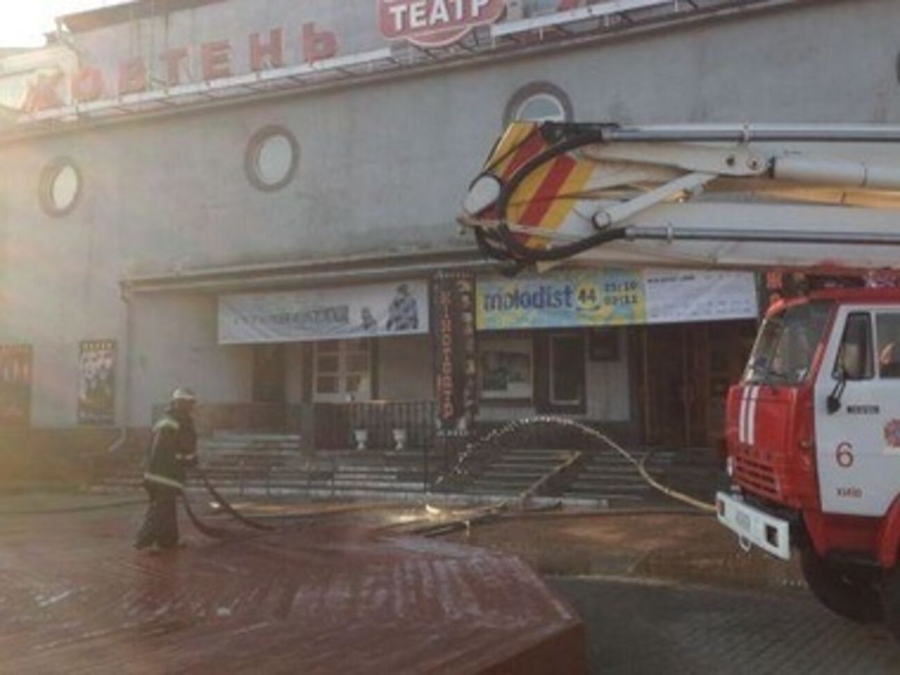 29 октября во время показа фильма "Летние ночи" злоумышленники подожгли кинотеатр "Жовтень"