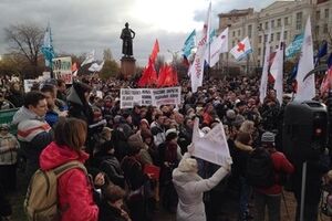 На Суворовской площади собралось около 4 тыс. человек