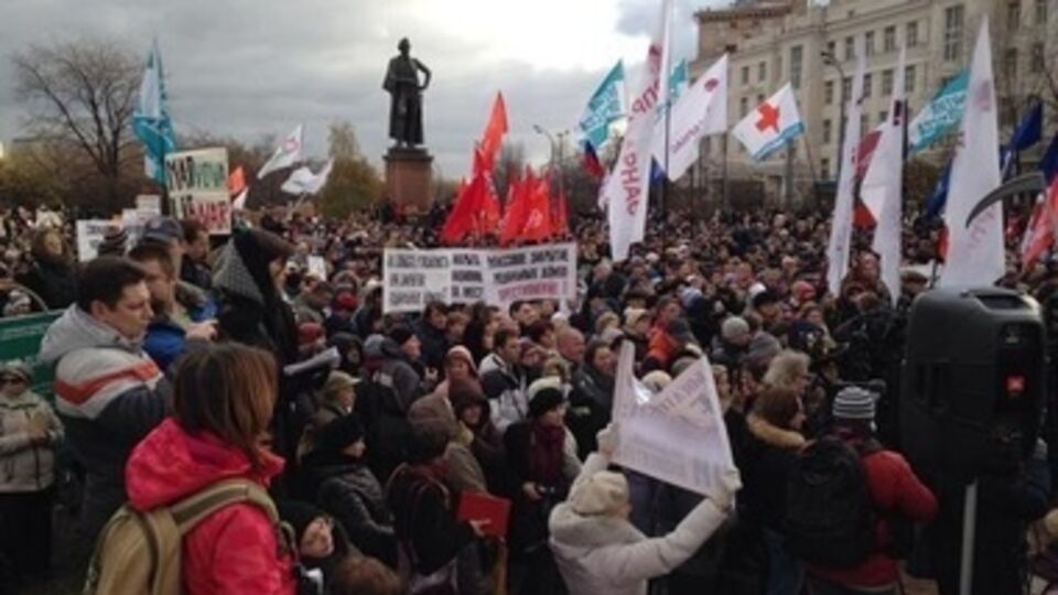 На Суворовской площади собралось около 4 тыс. человек