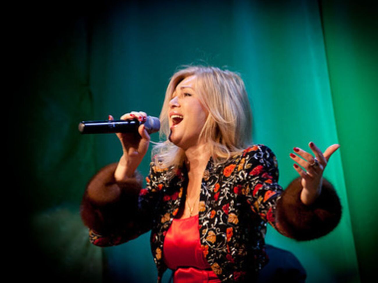 Вика Цыганова --- заслуженная артистка Республики Тыва РФ