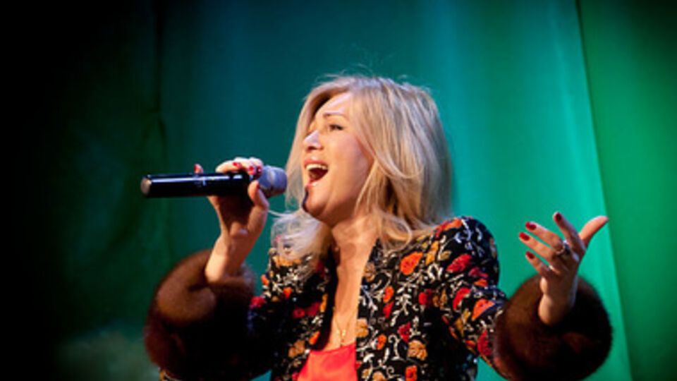 Вика Цыганова --- заслуженная артистка Республики Тыва РФ