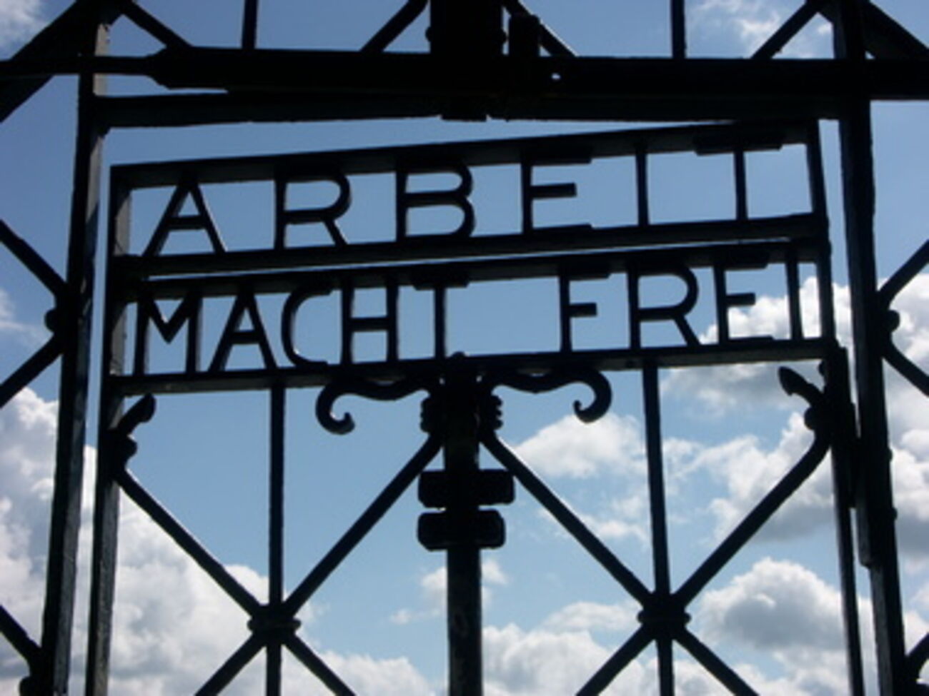 "Arbeit macht frei" --- "Труд делает свободным"