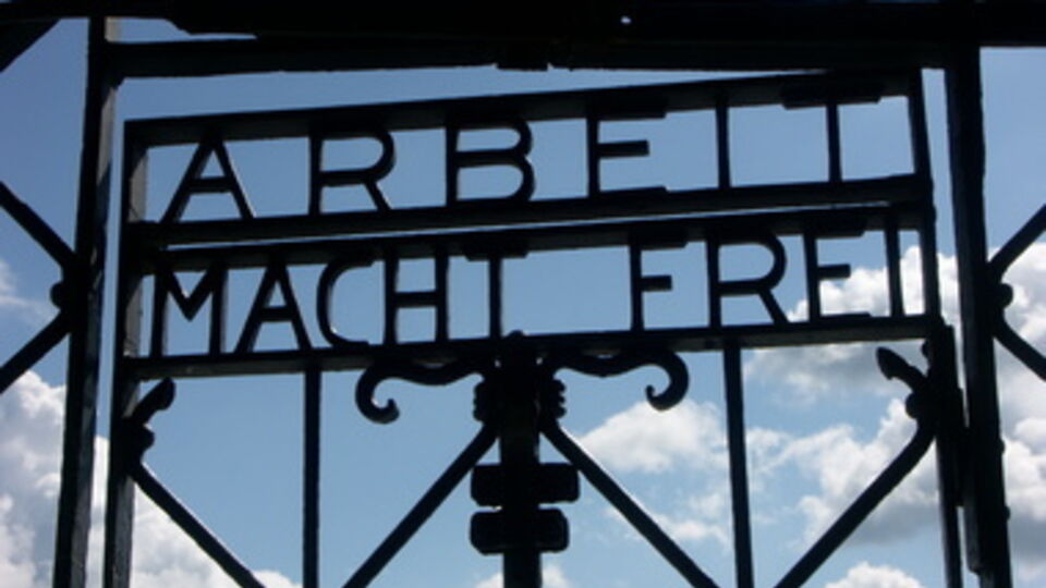 "Arbeit macht frei" --- "Труд делает свободным"