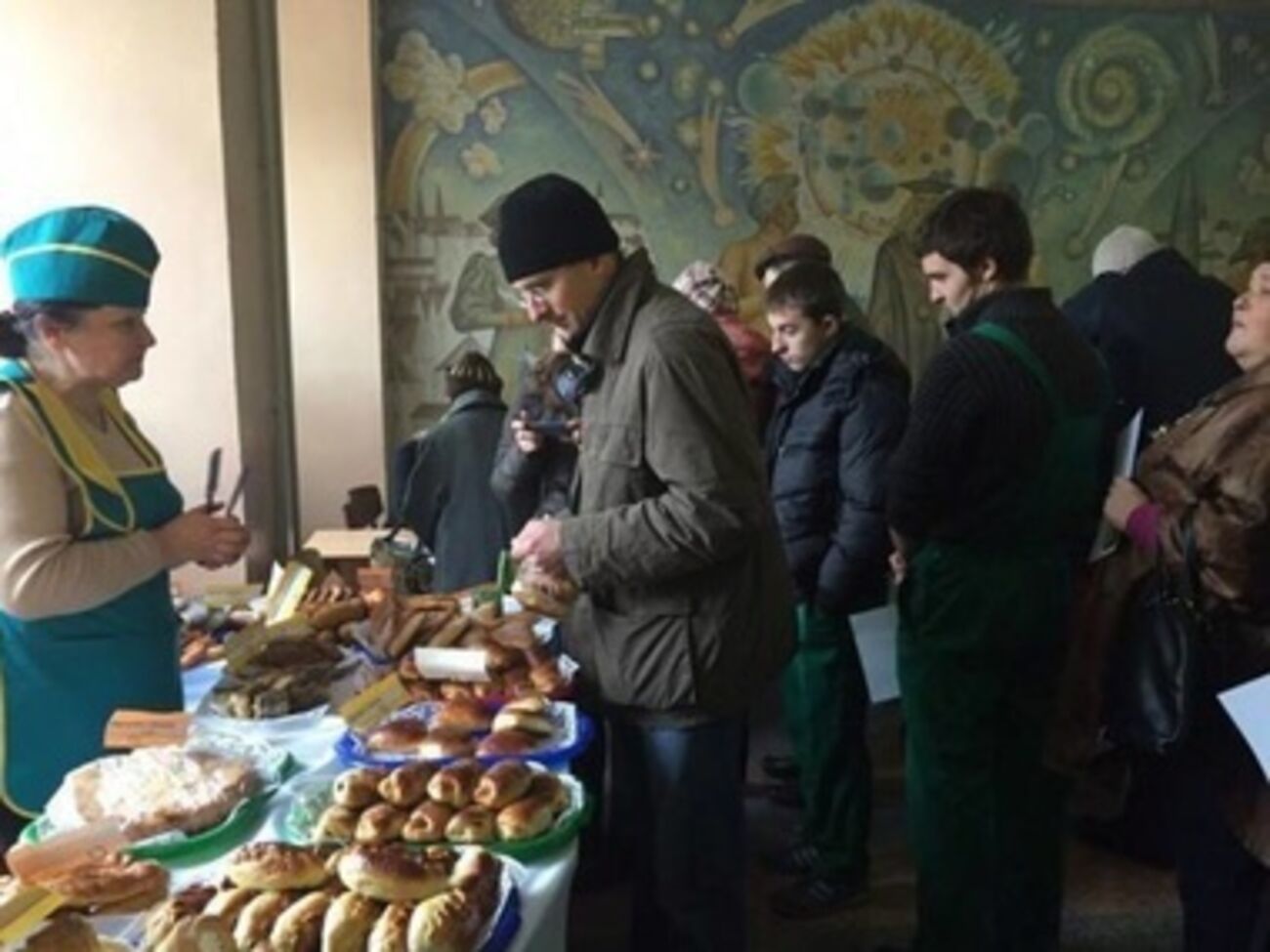 Избирателей заманивали на выборы буфетом и дешевыми овощами