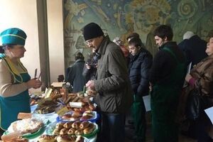 Избирателей заманивали на выборы буфетом и дешевыми овощами