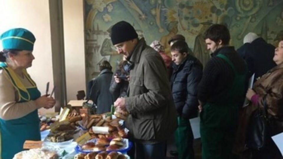 Избирателей заманивали на выборы буфетом и дешевыми овощами