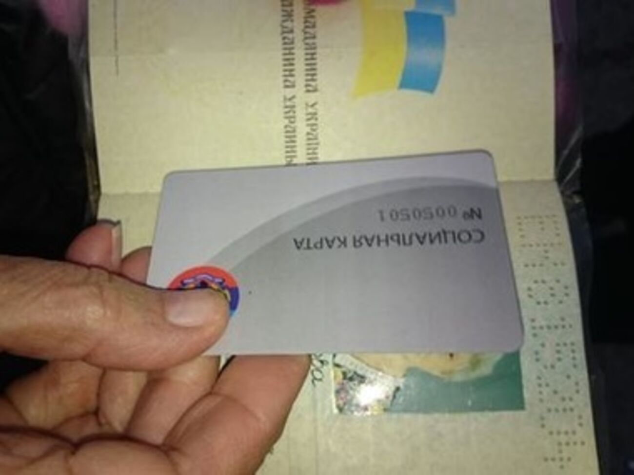 Жителей Луганской области заманивают на выборы "социальными картами"