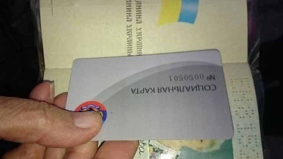 Жителей Луганской области заманивают на выборы "социальными картами"