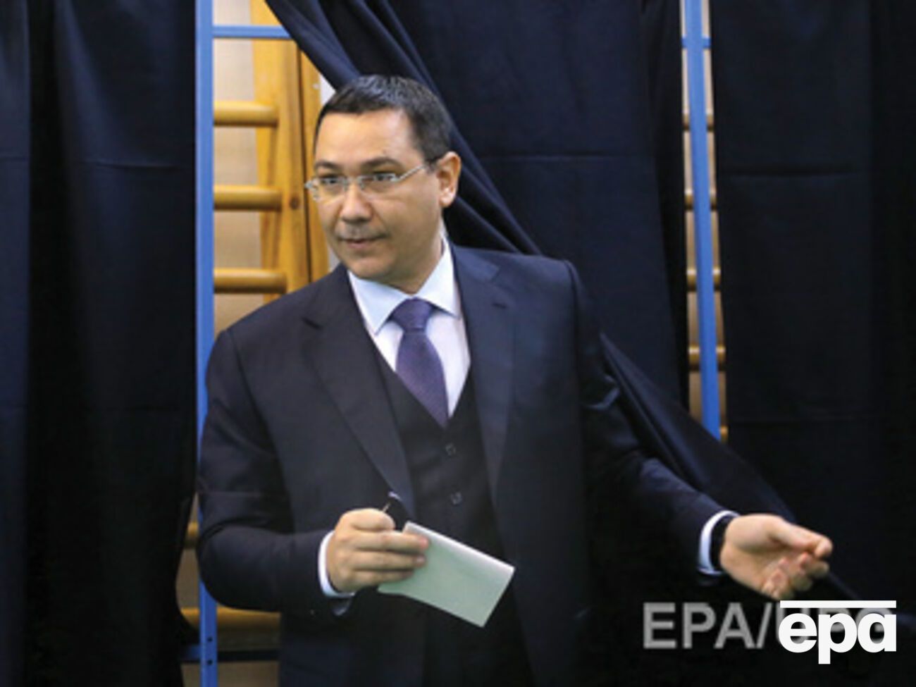 Виктор Понта лидирует в первом туре выборов президента Румынии