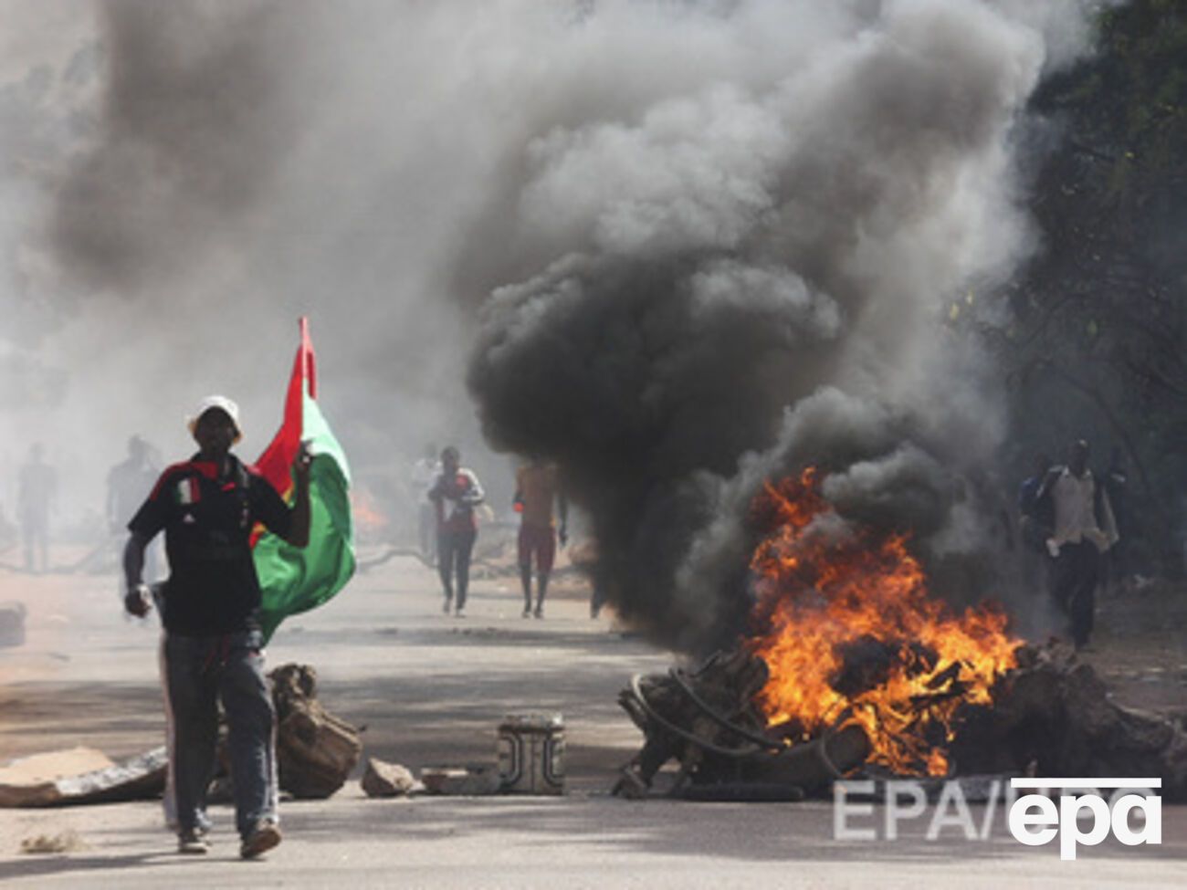 Демонстранты требуют, чтобы армия отстранилась от государственных дел