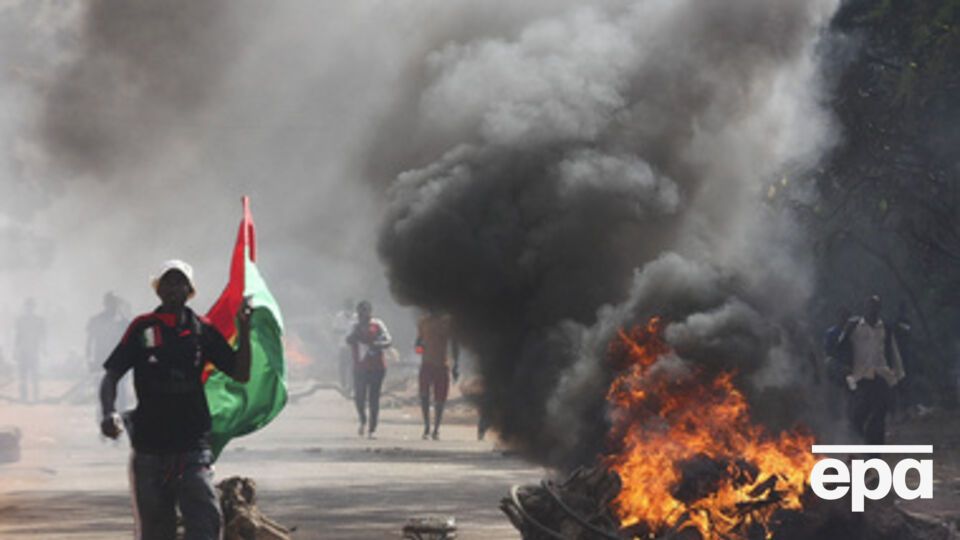 Демонстранты требуют, чтобы армия отстранилась от государственных дел