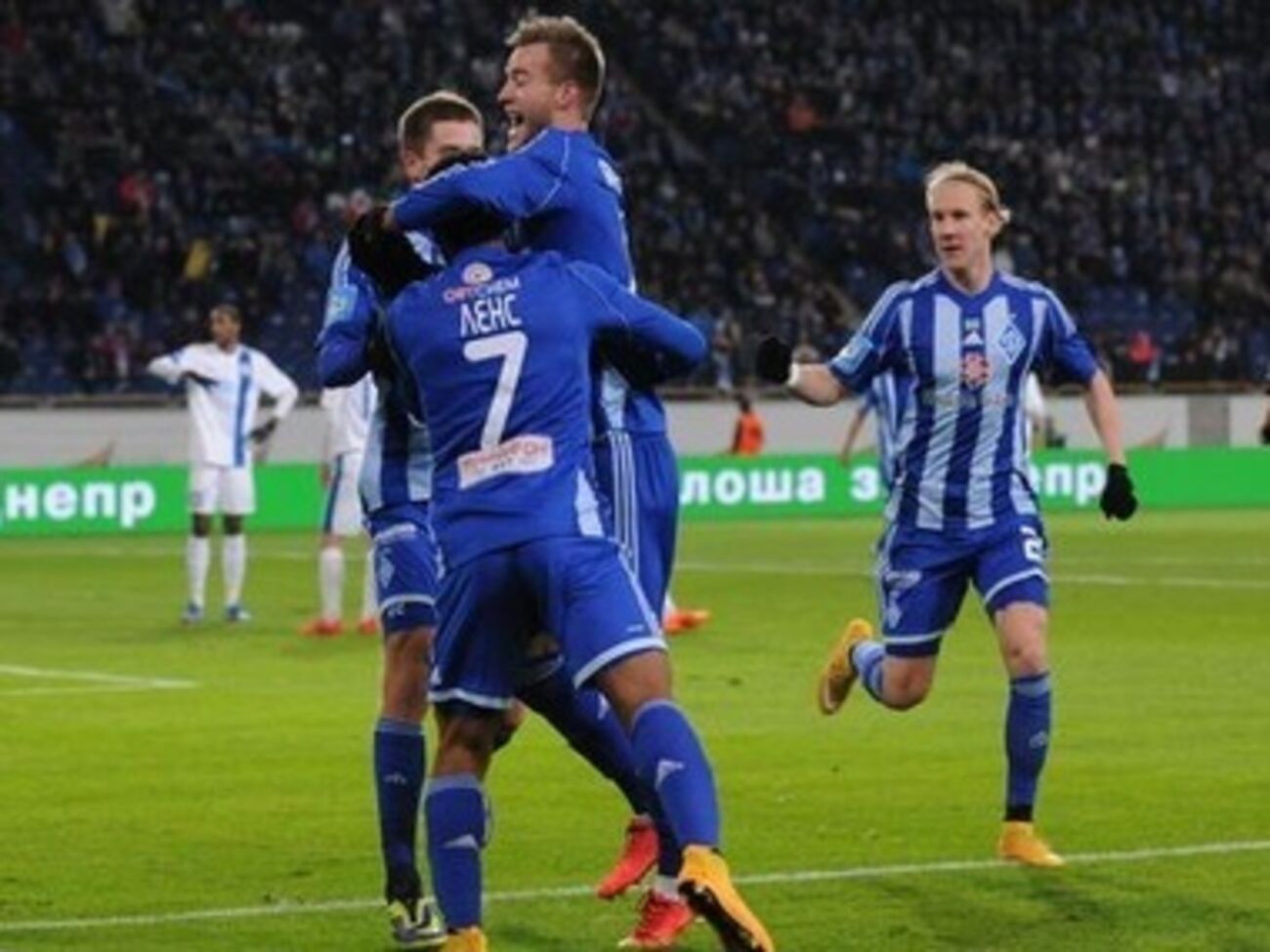 "Динамо" громит "Днепр"