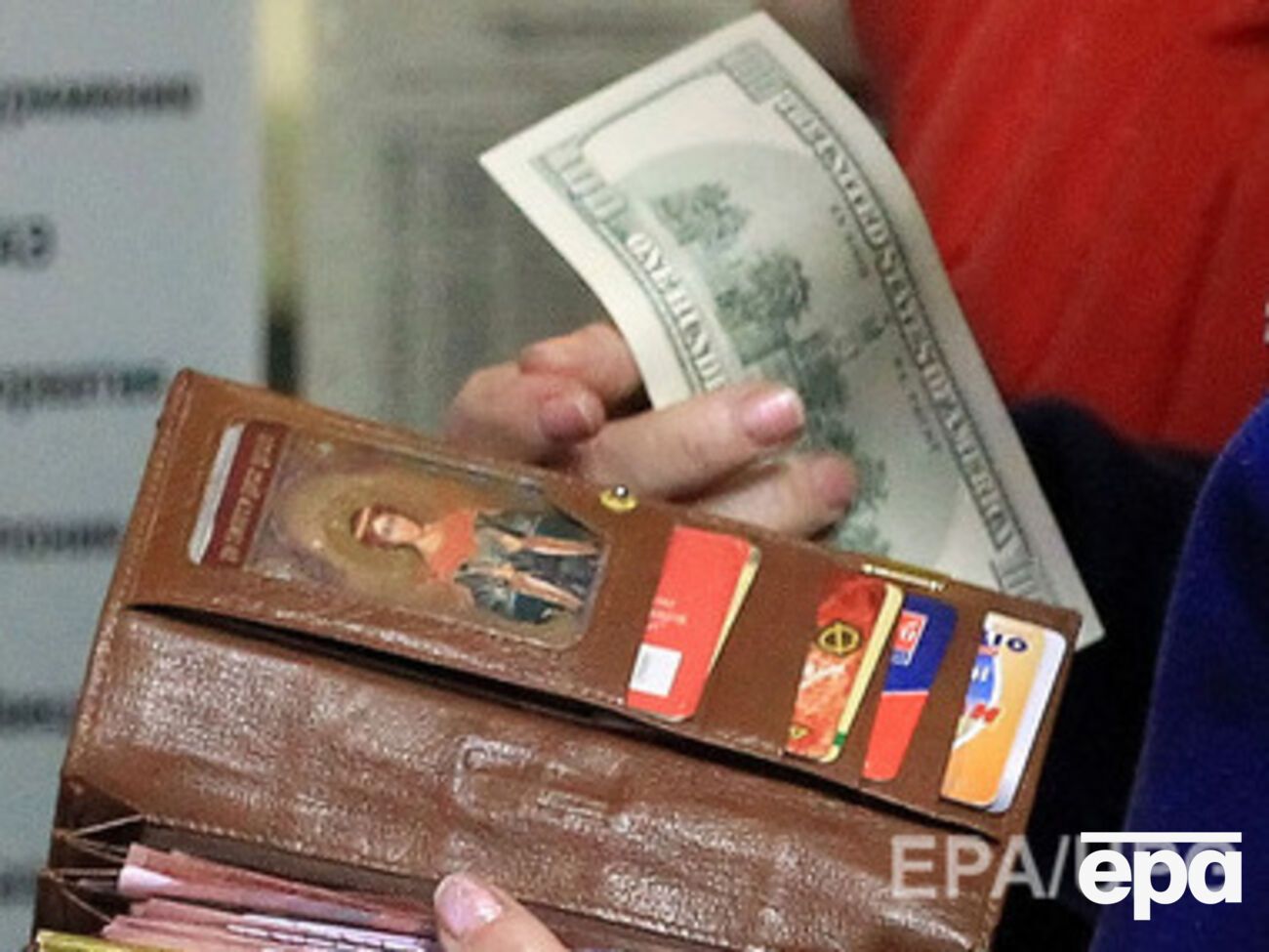 Доллар еще немного упал