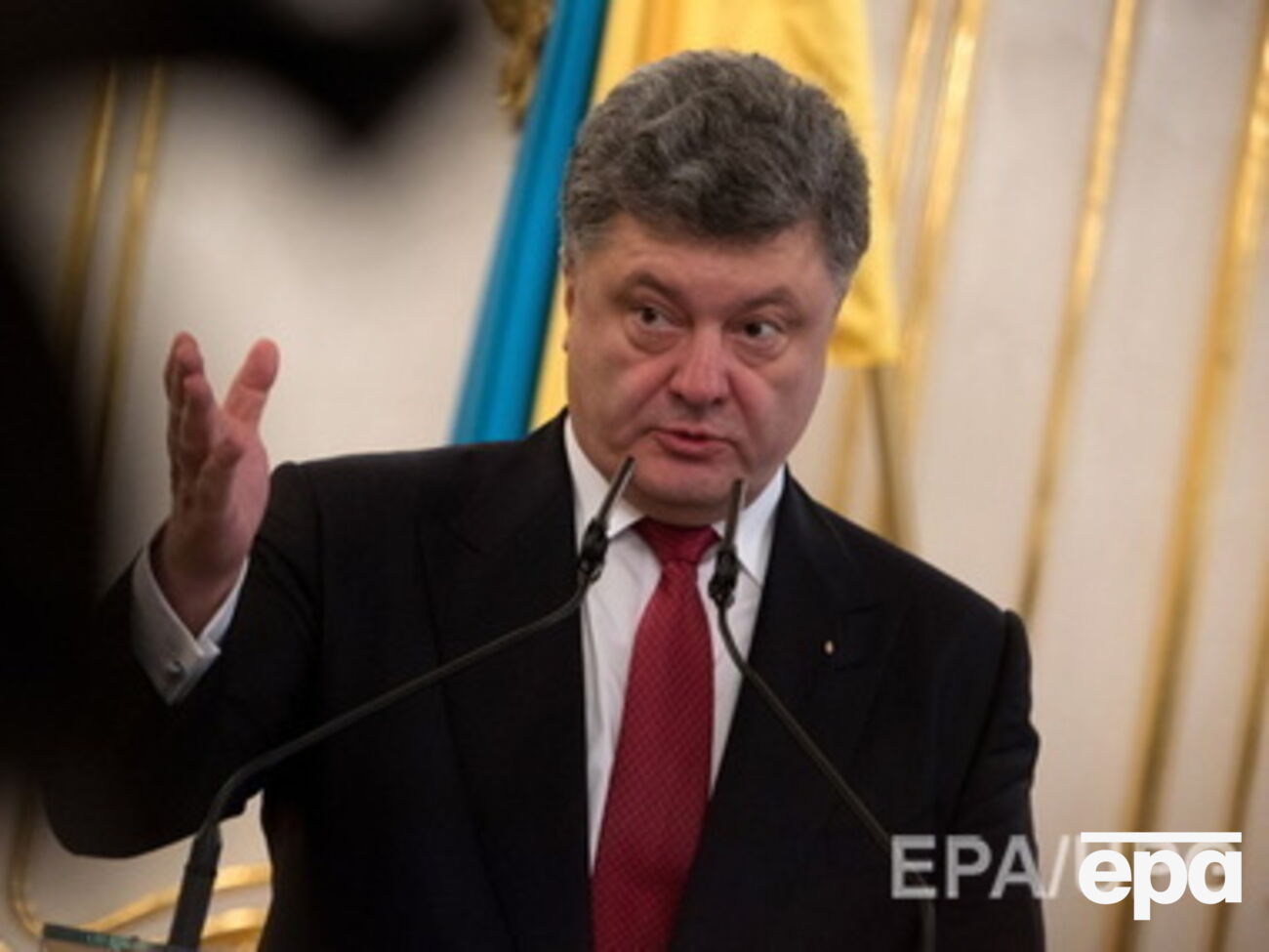 Порошенко сообщил, что после его встречи с главой УЕФА Мишелем Платини фанатов ожидает сюрприз