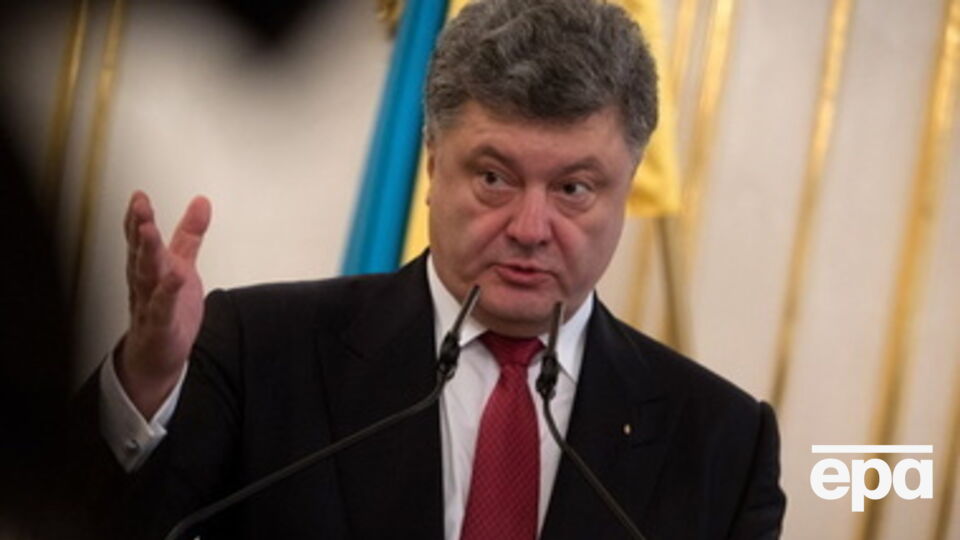 Порошенко сообщил, что после его встречи с главой УЕФА Мишелем Платини фанатов ожидает сюрприз