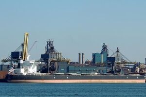 Партия коксующегося угля была выгружена портовиками за шесть суток