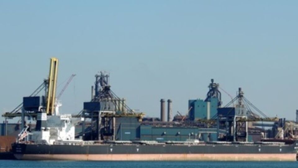 Партия коксующегося угля была выгружена портовиками за шесть суток