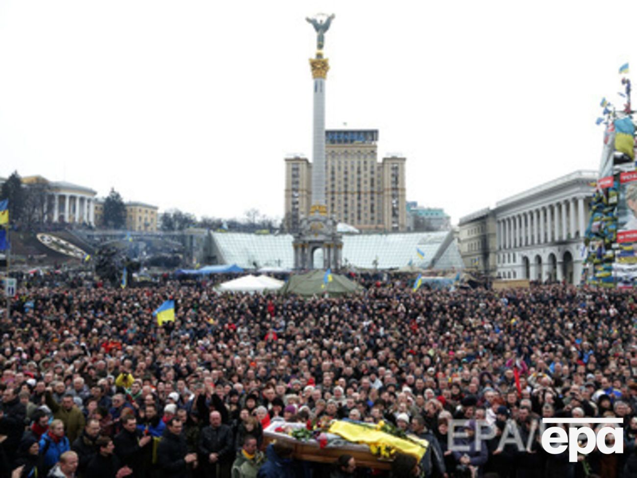 22 февраля 2014 г. На площадь один за другим везли гробы с расстрелянными активистами. Майдан под звуки песни "Пливе кача" прощался с героями Небесной сотни